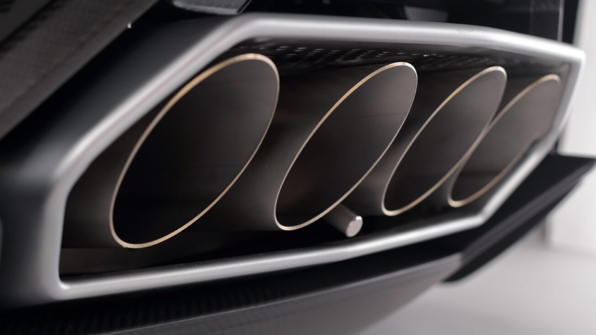 iXOOST ESAVOX speaker close-up showing the genuine Lamborghini exhaust in the centre of the speaker
