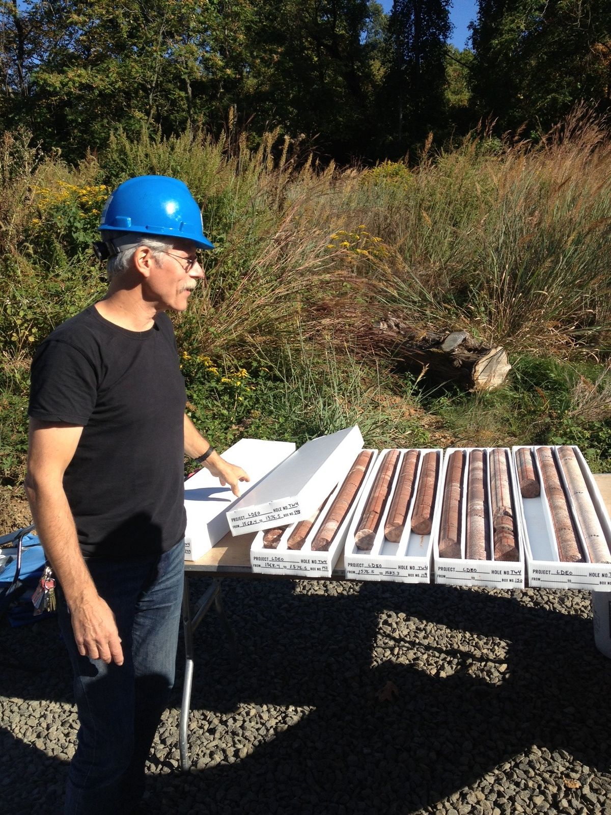 Paul Olsen with rocks cores drilled from about 1,600 feet beneath the New York City area. 