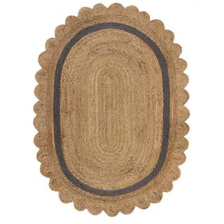 Rounded jute rug with scalloped edge