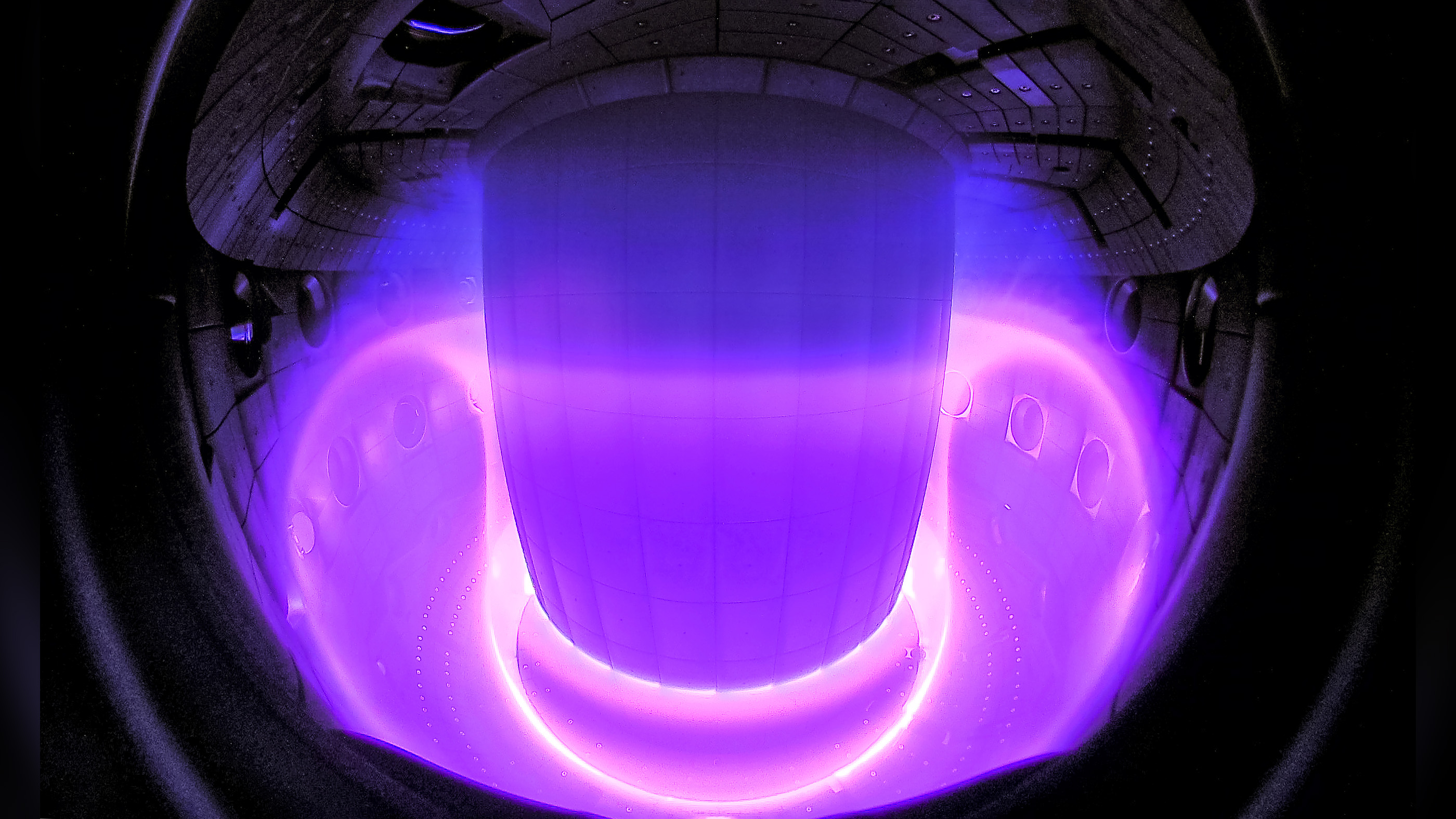 The experimental TCV tokamak at Lausanne in Switzerland is used to test the behavior of hydrogen plasmas that will serve as fuel in future fusion reactors.