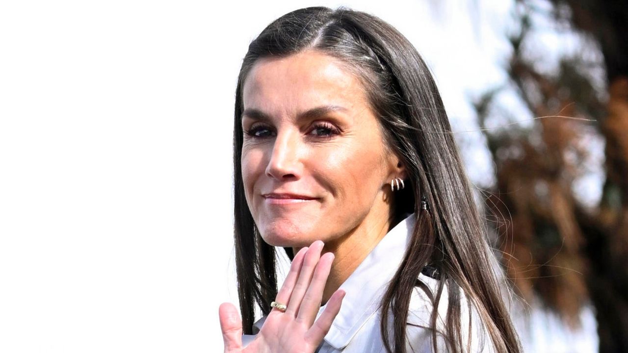  Queen Letizia of Spain wears a grey trench coat as she waves during a visit to the areas affected by the forest fire at the Chipeque Viewpoint, Santa Úrsula on October 24, 2023 in Santa Cruz de Tenerife, Spain. 