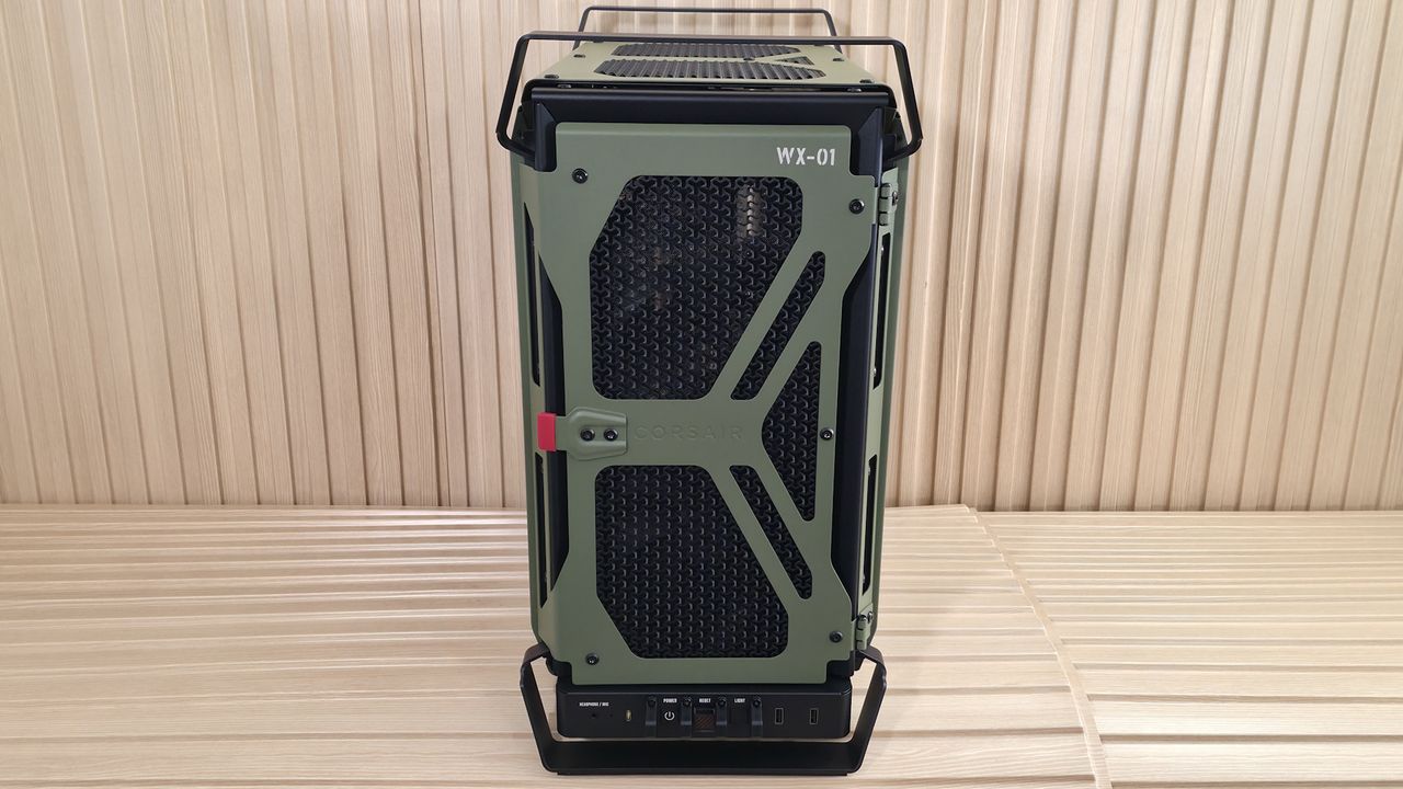 Corsair Warthog RS - Outside