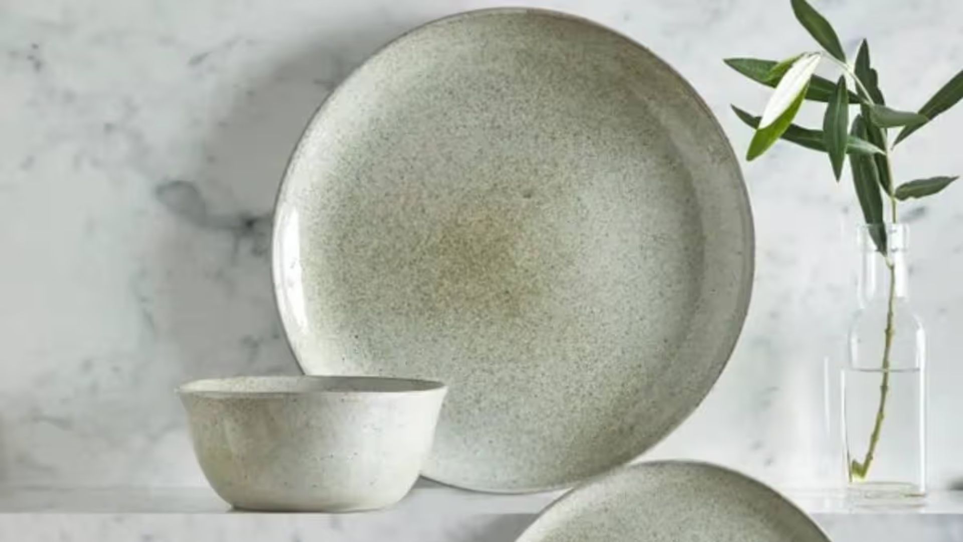 A plate and bowl in the Dunelm Amalfi collection