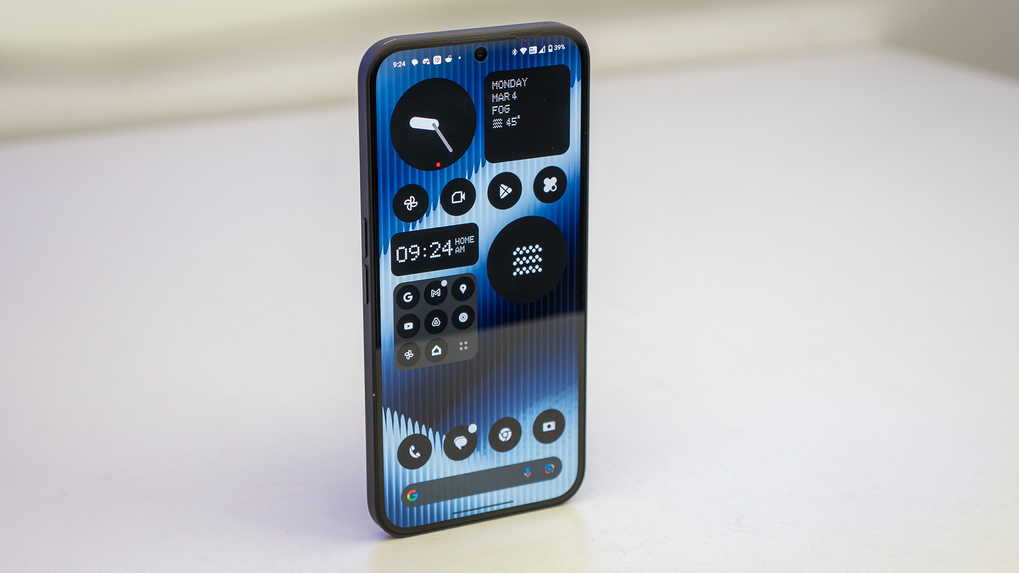 Standart mavi cam arka plana sahip Hiçbir Şey Telefonu (2a)