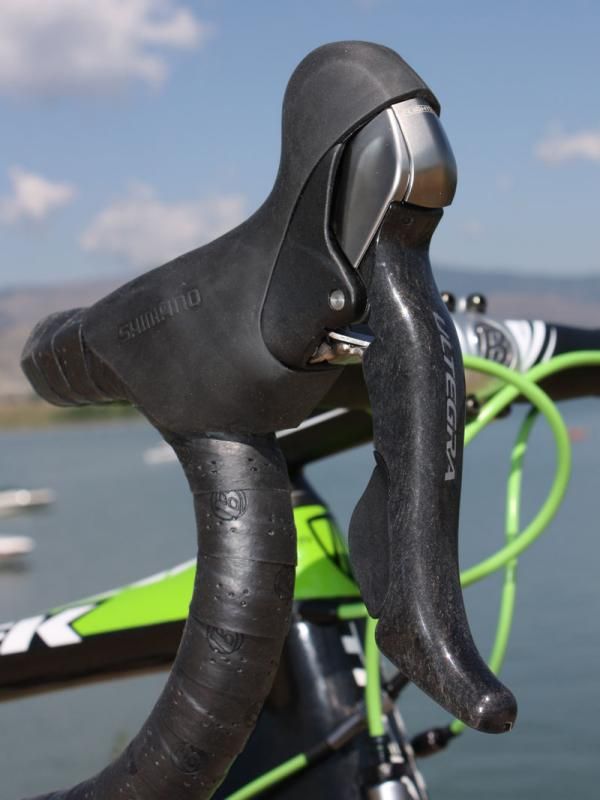 The new Ultegra STI Dual Control levers are a virtual dead ringer for Dura-Ace 7900 with a similar shape and carbon lever blades.