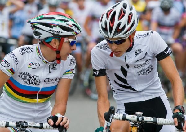 World Champion Giorgia Bronzini (Colavita Forno d'Asolo) and Cath Cheatley (Colavita Forno d'Asolo) have a last minute discussion before setting off