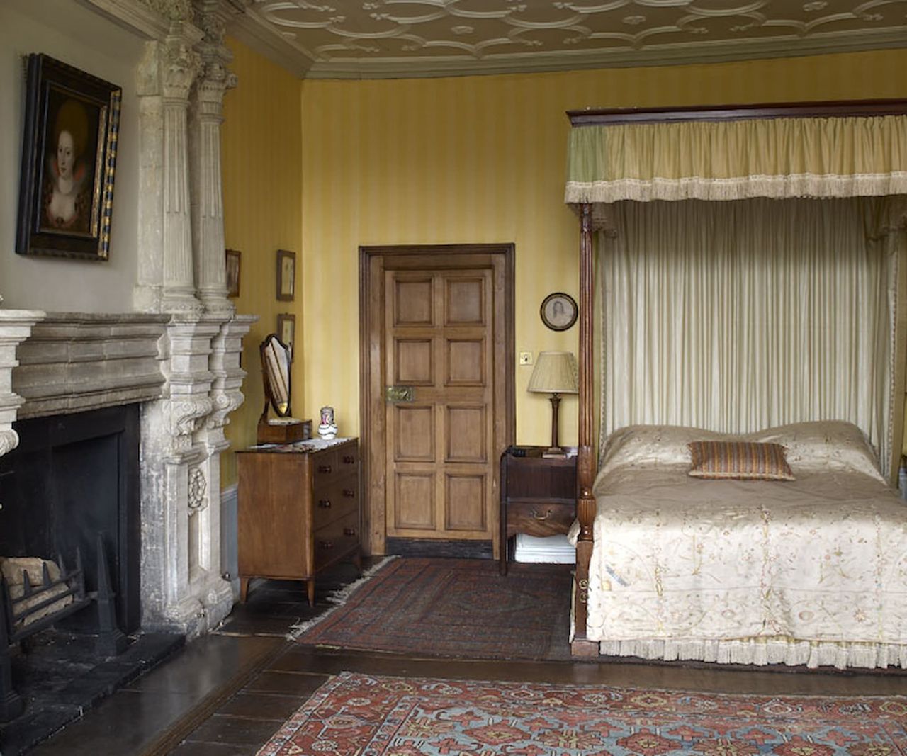 A Queen Anne's bedroom with a portrait of Queen Anne