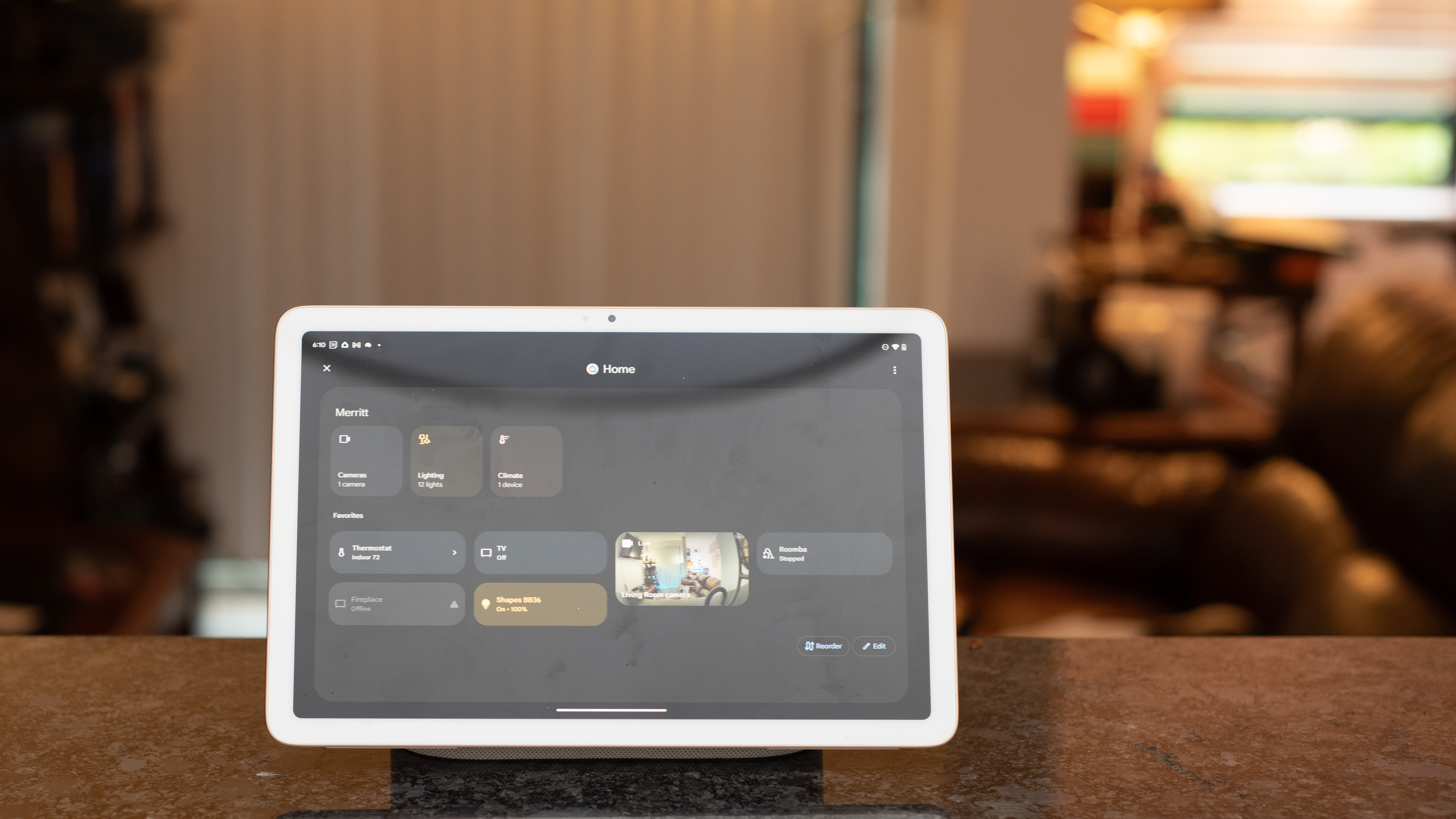 Google Pixel Tablet visar hemkontroller och videokameror.
