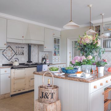 Take a tour around this beachside home with stunning coastal interiors ...