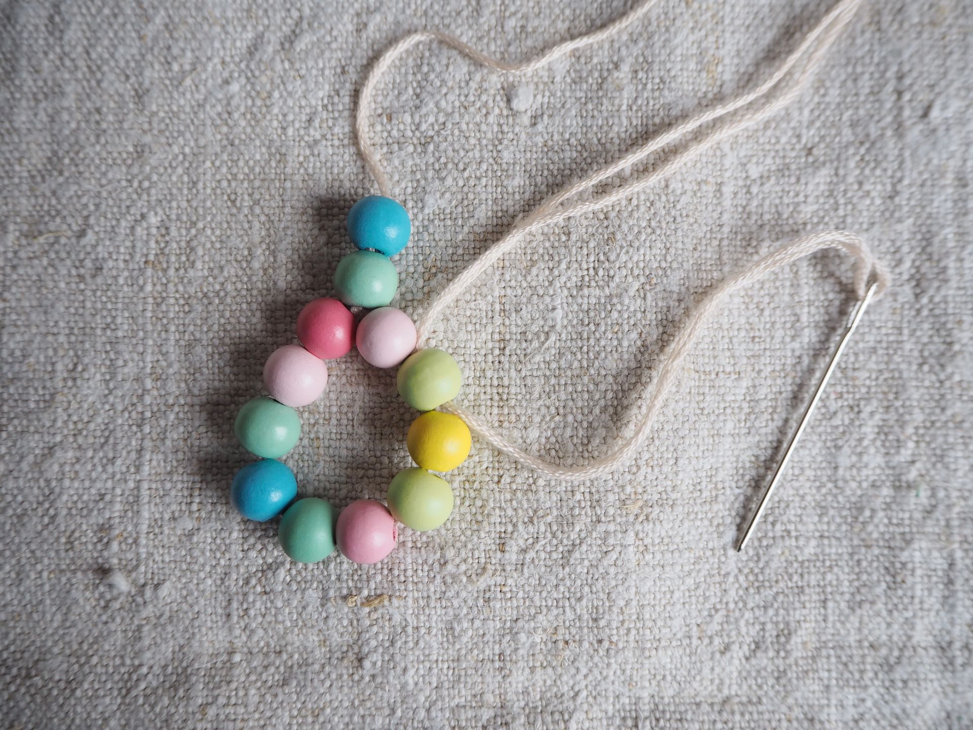 Dekorasi manik-manik Natal gaya Scandi selangkah demi selangkah