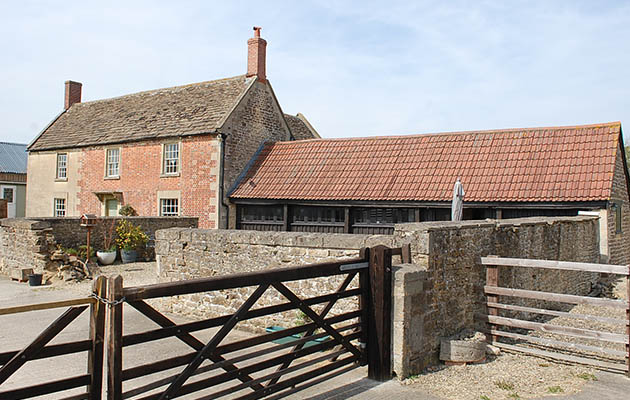 LOCK FARM Wilts - EO4171_72153721_178319102