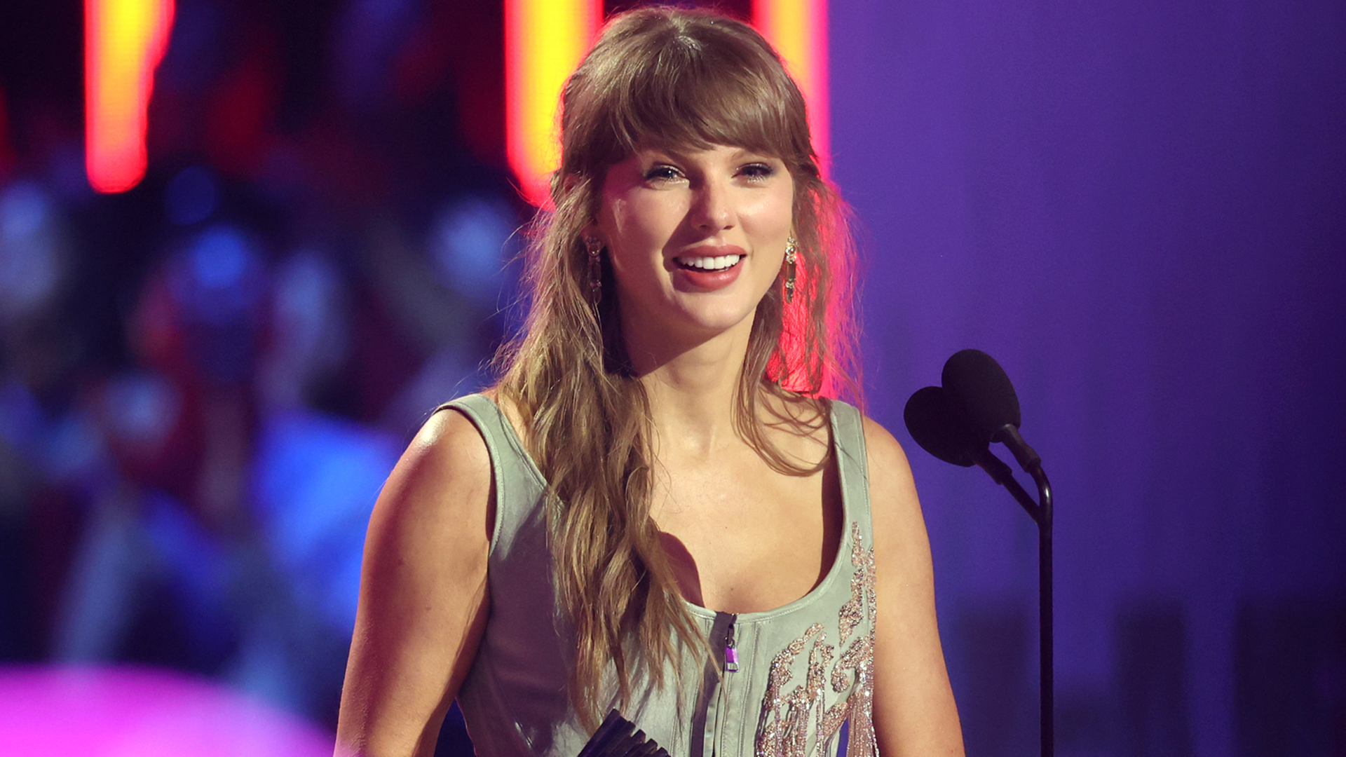 Taylor Swift styled a D&ocirc;en dress with the mint green and red color combination trend at the Grammys Icon Session 