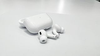 Die AirPods Pro 2 sind der neue Premium-In-Ear von Apple und versprechen sinnvolle Neuerungen und Upgrades bestehender Funktionen