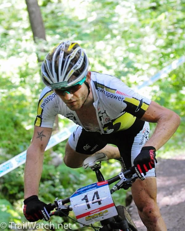 Florian Vogel (Scott Swisspower) closing in on Absalon.