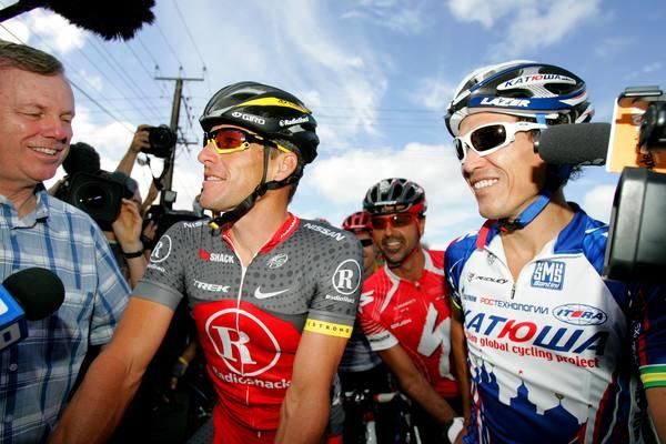 South Australia's Mike Rann speaks to the media with Lance Armstrong (RadioShack) and Robbie McEwen (Katusha) before the riders roll out.