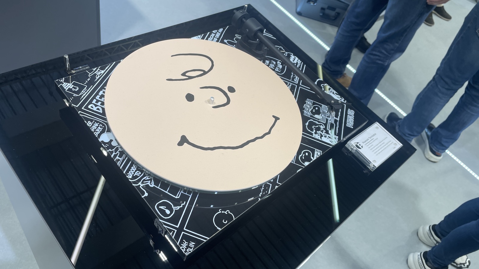 Pro-Ject T1 BT peanuts turntable