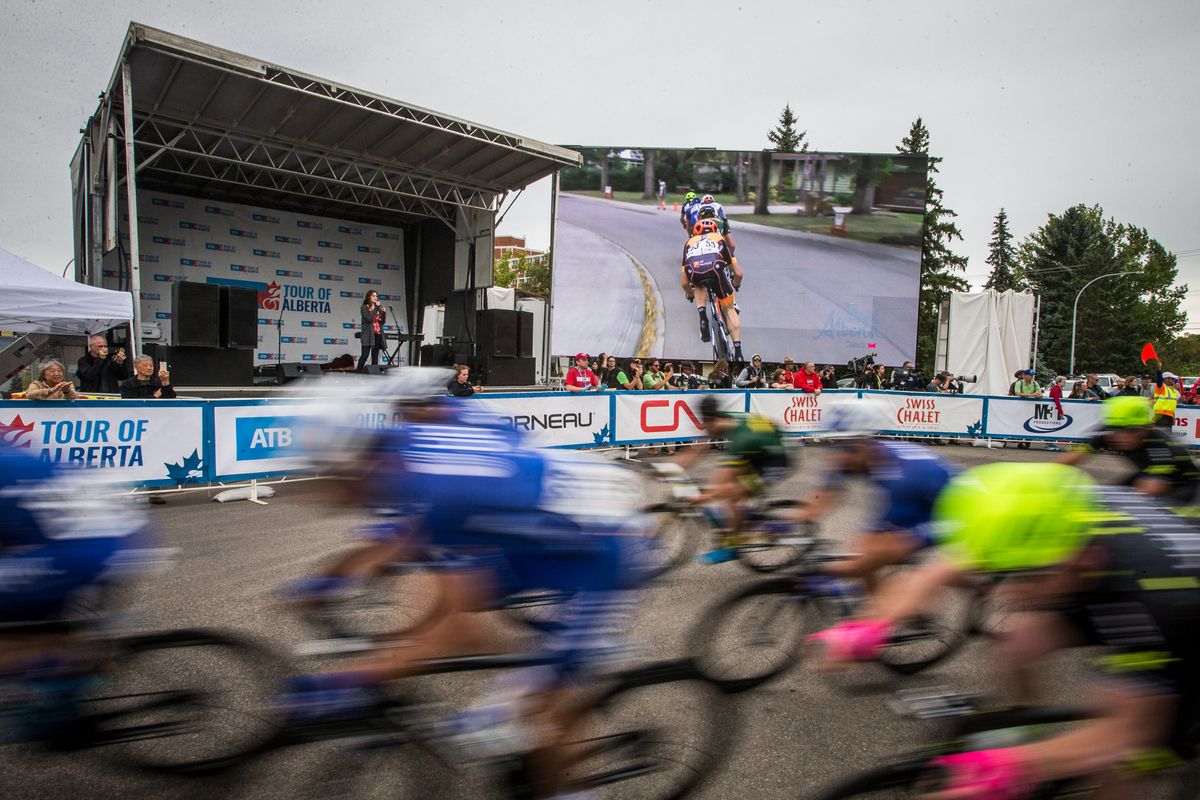 The main field passes through for the final lap
