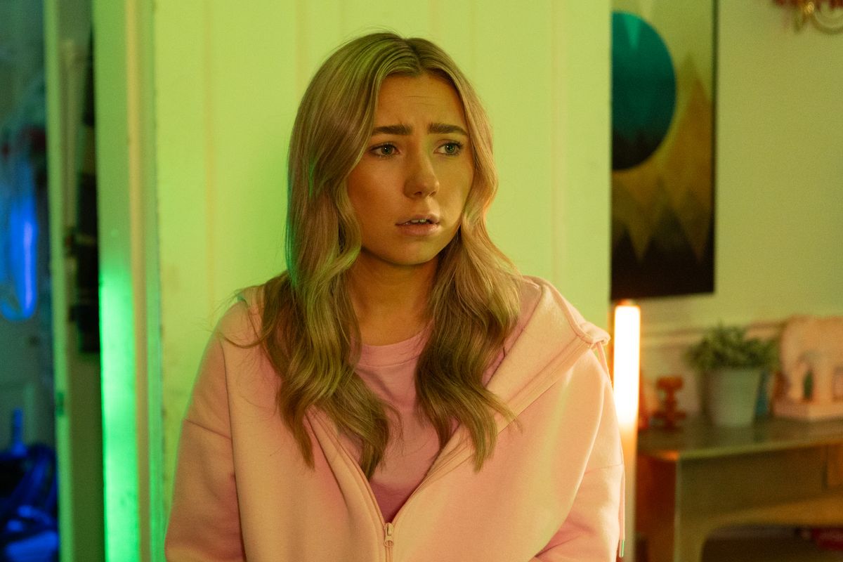Hollyoaks spoilers: Peri Lomax ATTACKS DS Zoe Anderson! | What to Watch