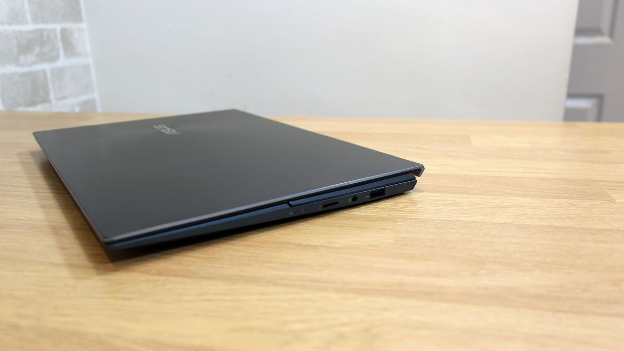 Asus ZenBook Duo 14 UX482 closed