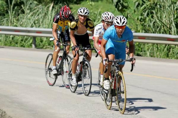 Hui Guo (China) leads a small group in chase of the lone leader.