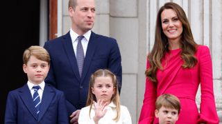 Prince George of Cambridge, Prince William, Duke of Cambridge, Princess Charlotte of Cambridge, Prince Louis of Cambridge and Catherine, Duchess of Cambridge stand on the balcony of Buckingham Palace following the Platinum Pageant on June 5, 2022 in London, England.