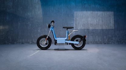 Cake Makka Polestar Edition 2 e-moped in sky blue