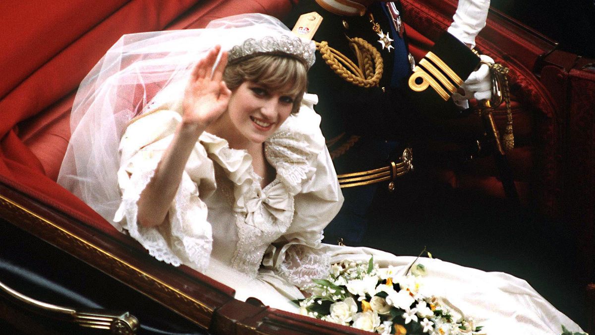 La robe de mariée de la princesse Diana est exposée pour la première fois depuis des années