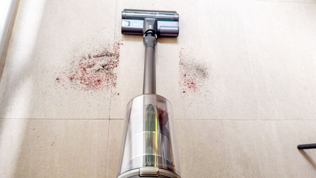 Samsung Jet 95S cleaning a patch of dry debris on tiles
