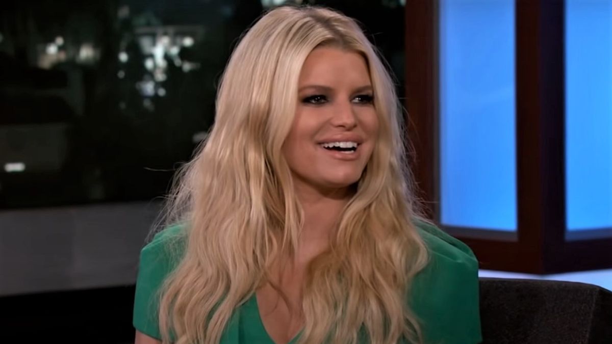 Jessica Simpson visits NYC and seems to have some difficulty getting out of  her limo outside her Manhattan hotel. Once out of the car, a bodyguard  assists in getting her and her