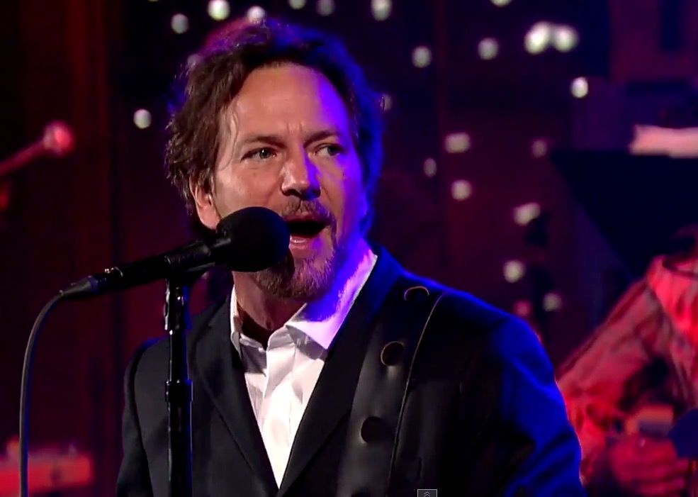 Eddie Vedder put on a suit for Letterman&amp;#039;s last week on-air