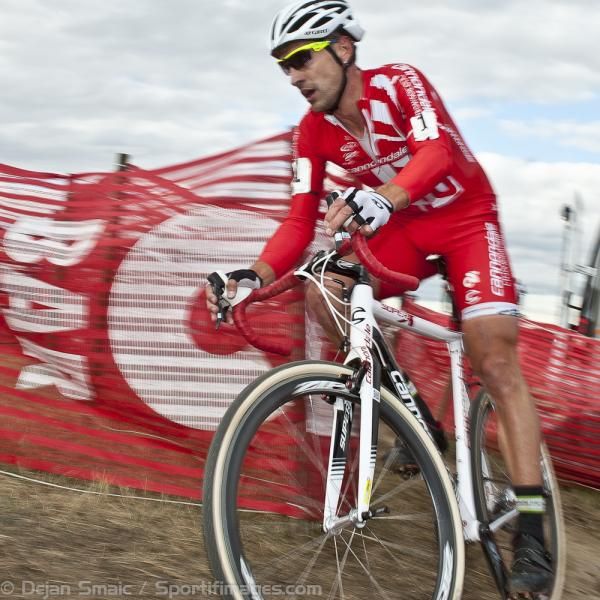 Swiss rider Christian Heule (Cannondale p/b CyclocrossWorld.com) trying to keep pace of the race