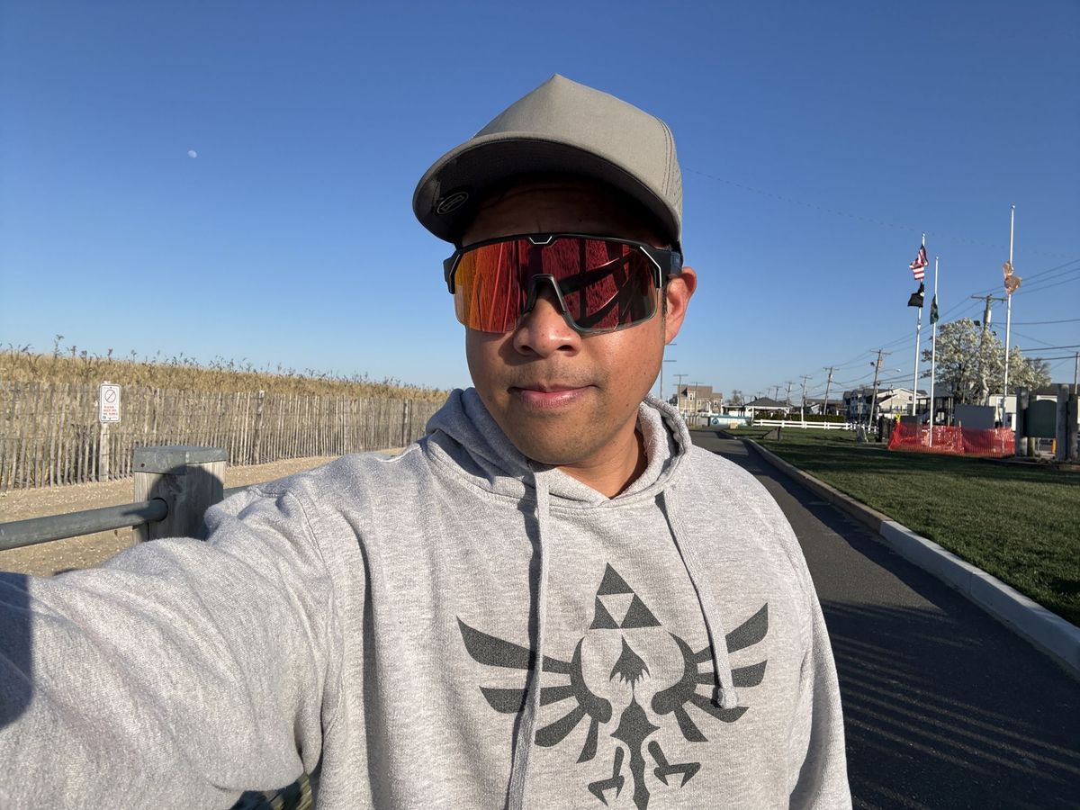 Apple iPhone 16e selfie sample.