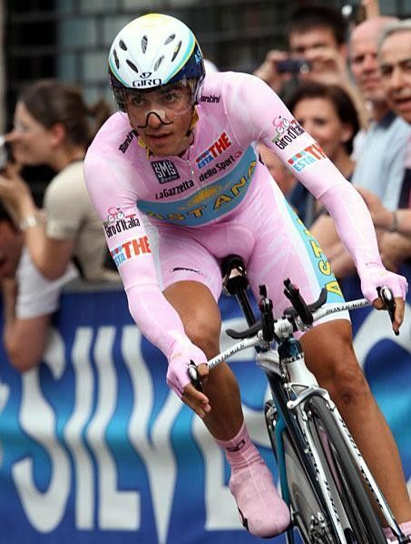 Contador in the final metres of the time trial.