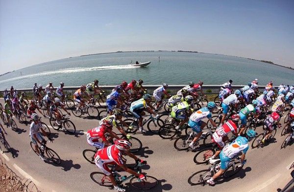 Riders in Giro d'Italia stage three.