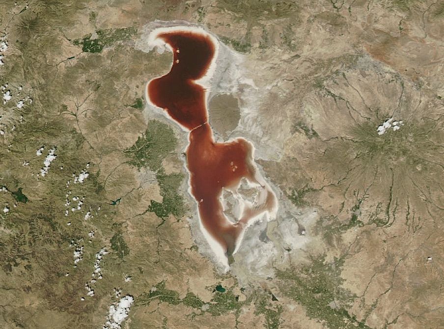 'Blood Lake' Blooms in Iran | Live Science