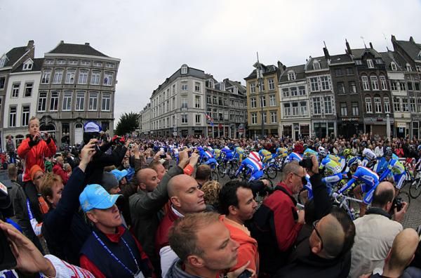 Big crowds see the Elite men's peloton off at the start of their world championship road race.