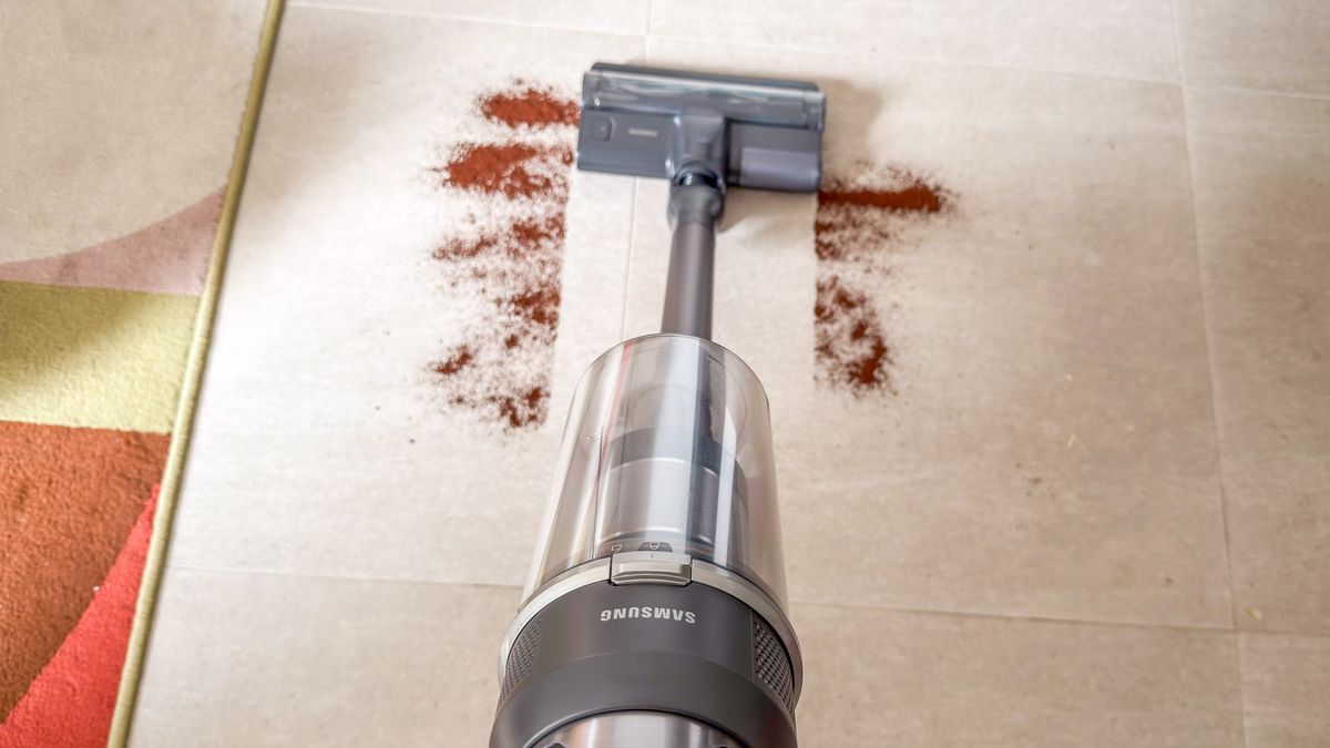 Samsung Jet 95S cleaning a patch of coffee grounds on tiles