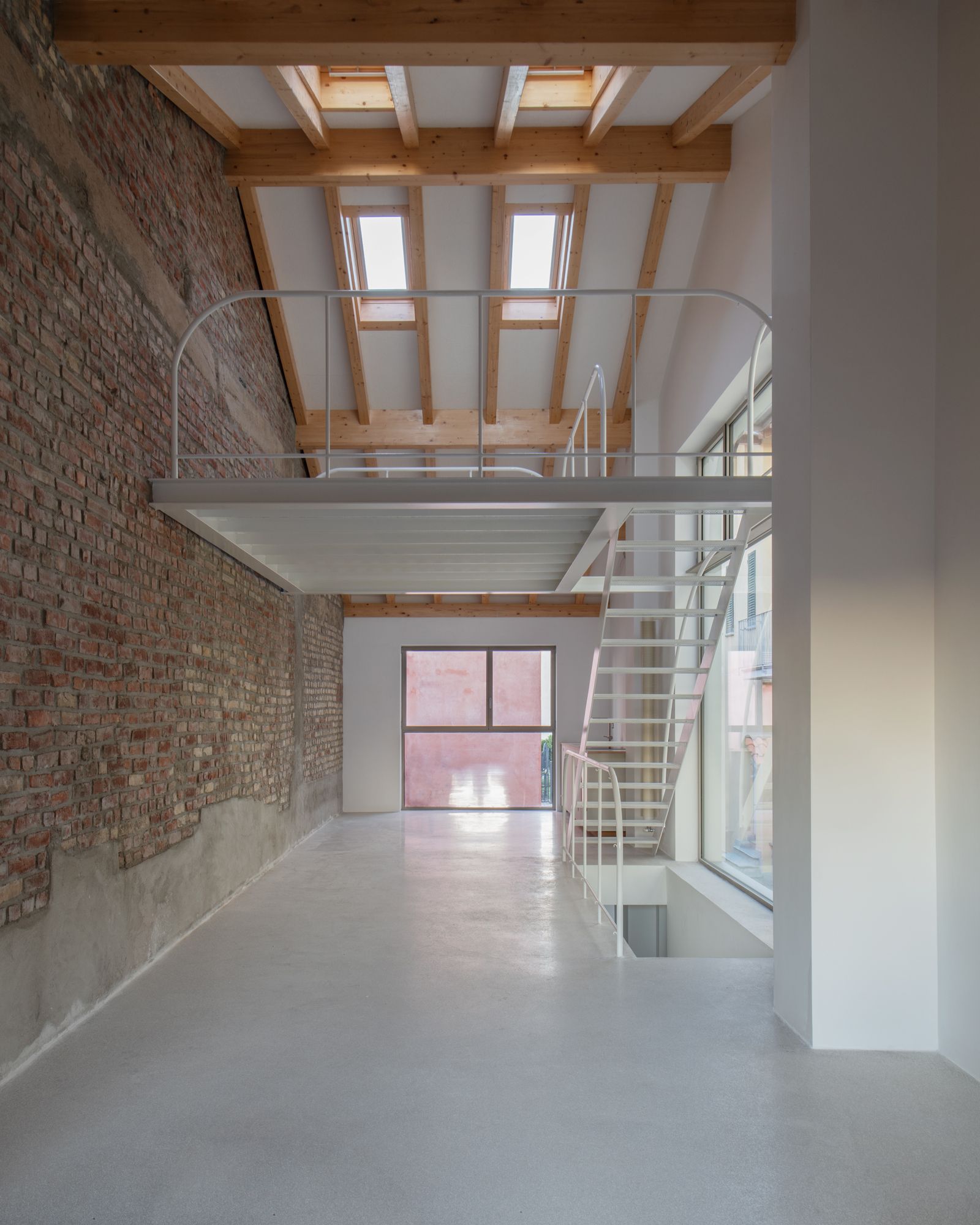 Interni aperti nella cucina Blue Bird di Atelier Tropicana