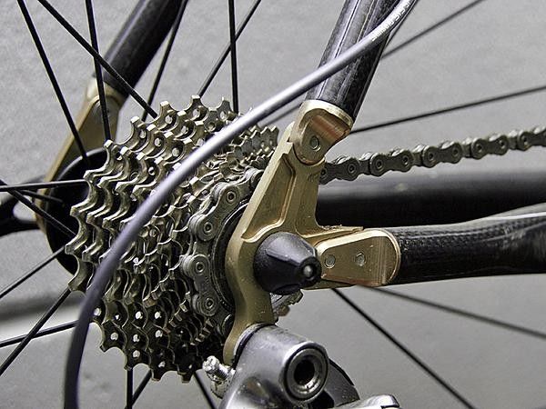 Fully replaceable CNC-machined aluminum dropouts are stiff and are supposed to help with faster wheel changes