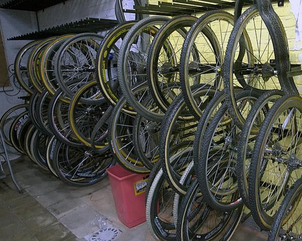 Super Support: Tubulars are glued and ready to race.