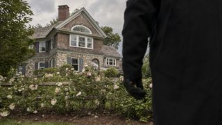 Der titelgebende Watcher starrt auf das Haus der Familie Brannock in der Netflix-Thrillerserie