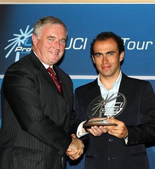 Pat McQuaid congratulates Murilo Fischer, the winner of the European Tour
