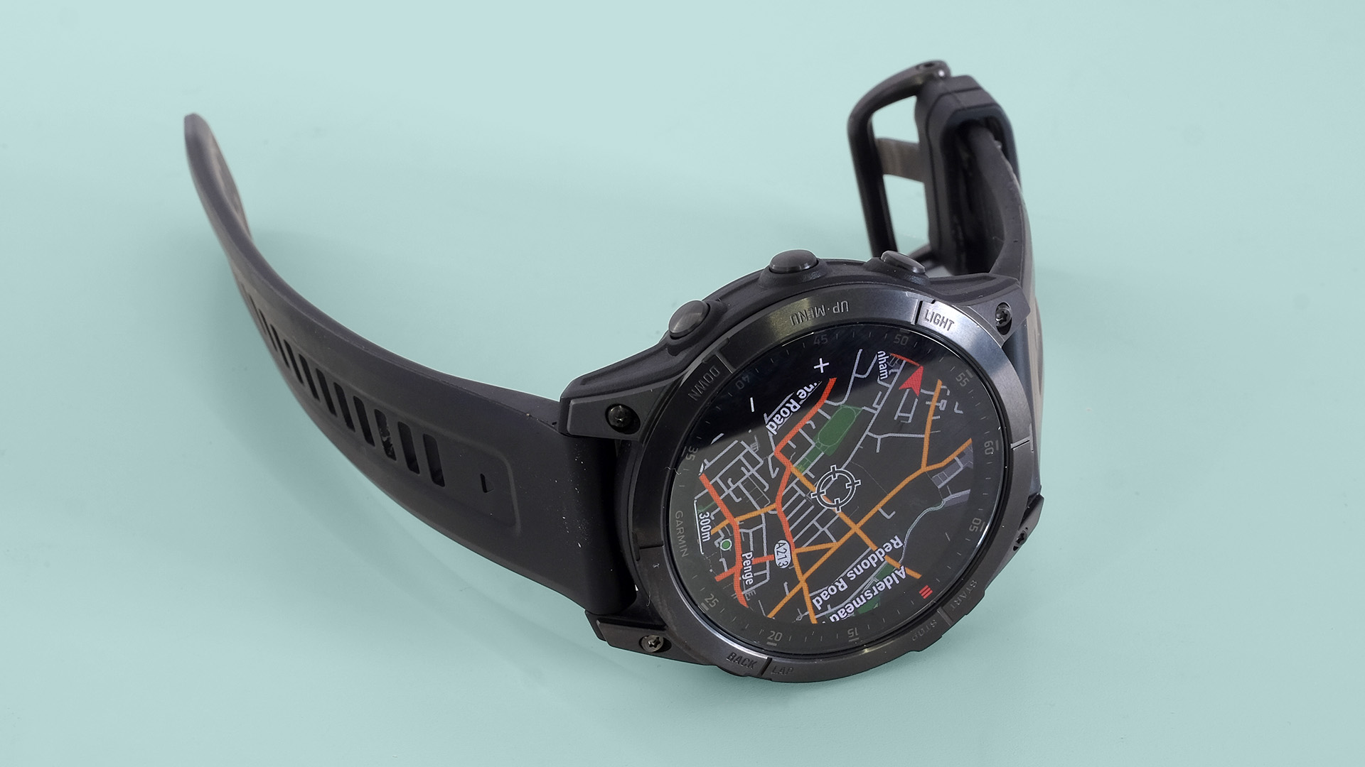 Garmin Epix 2 inclinado de lado mostrando o mapa no mostrador do relógio