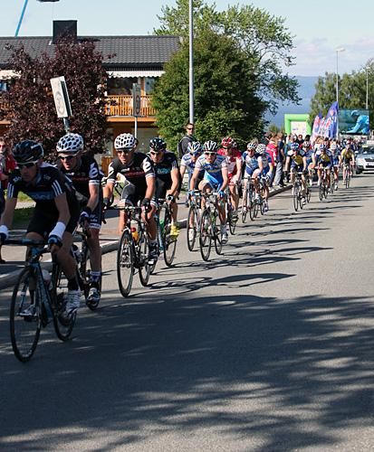 Thor Hushovd sits two wheels behind Kurt-Asle Arvesen.