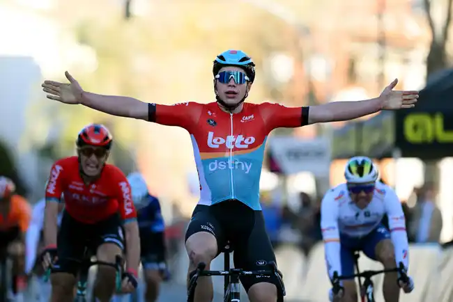 Arnaud De Lie esulta sul traguardo di Valencia (Getty Images)