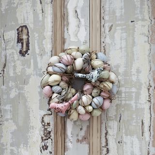 egg with easter wreath