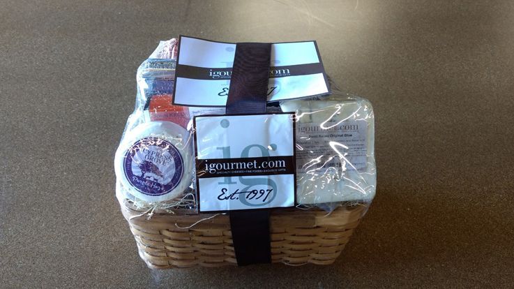 This igourmet basket comes with a greeting card.