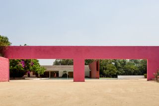 La Cuadra by barragan and its pink walls and water as it transforms into fondation fernardo romero