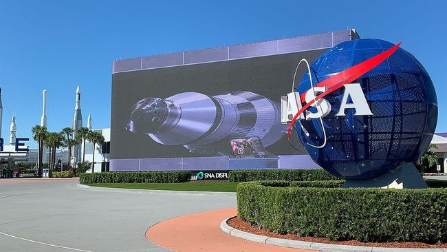 Space history and future leap off the screen at NASA's Kennedy Space ...