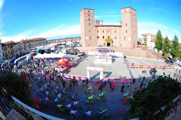 The Gran Piemonte peloton rolls out from the start